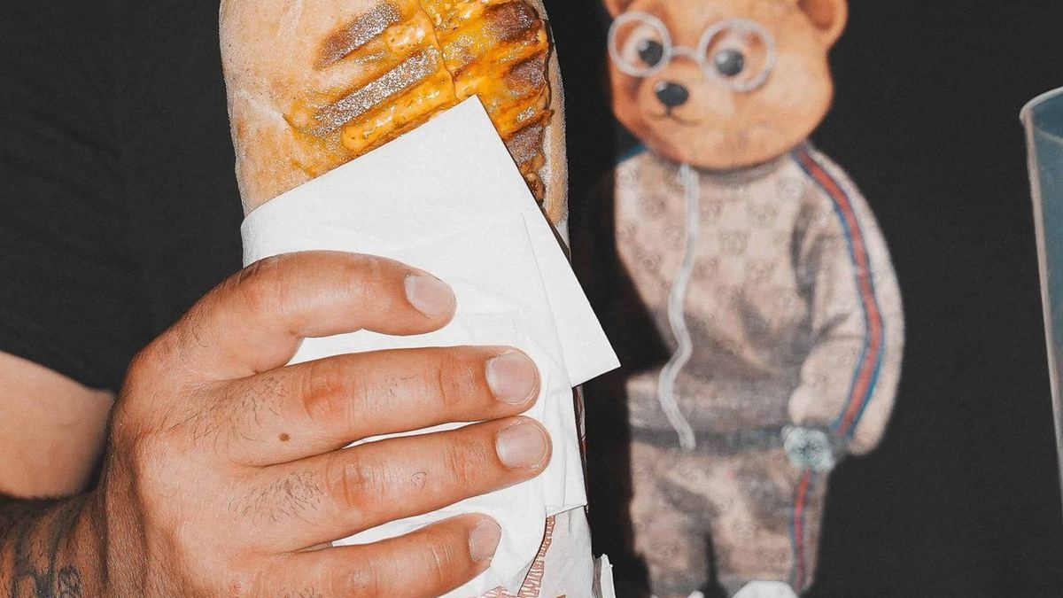 Préparation en coulisses dans le food truck NEXT STOP pendant un festival