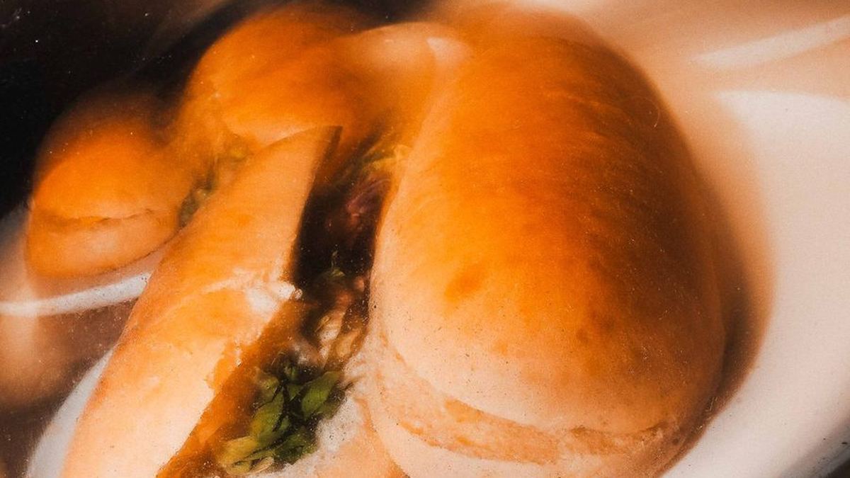 Intérieur du food truck NEXT STOP pendant la préparation des sandwichs