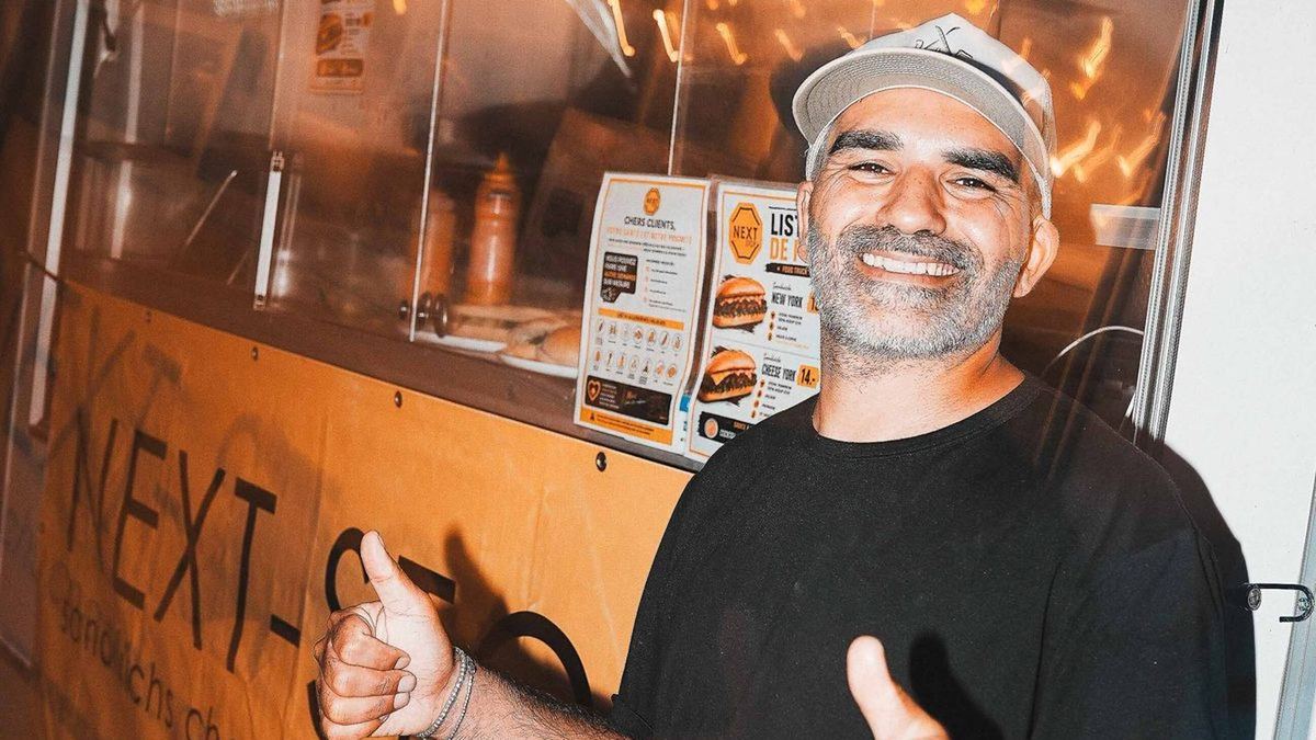 Public réuni autour du food truck NEXT STOP lors d'un événement en Suisse romande