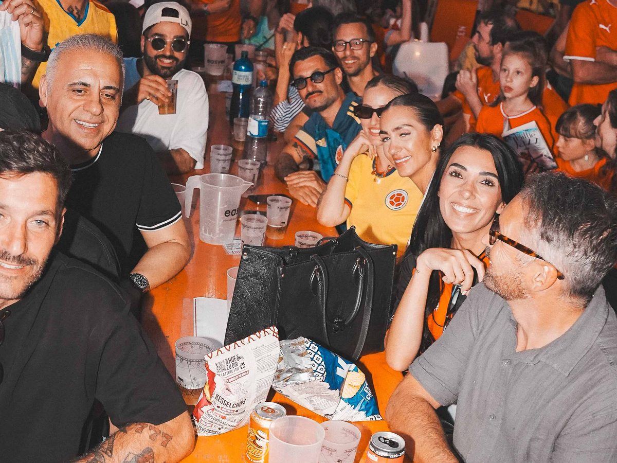Invités attablés pendant un événement servi par le food truck NEXT STOP