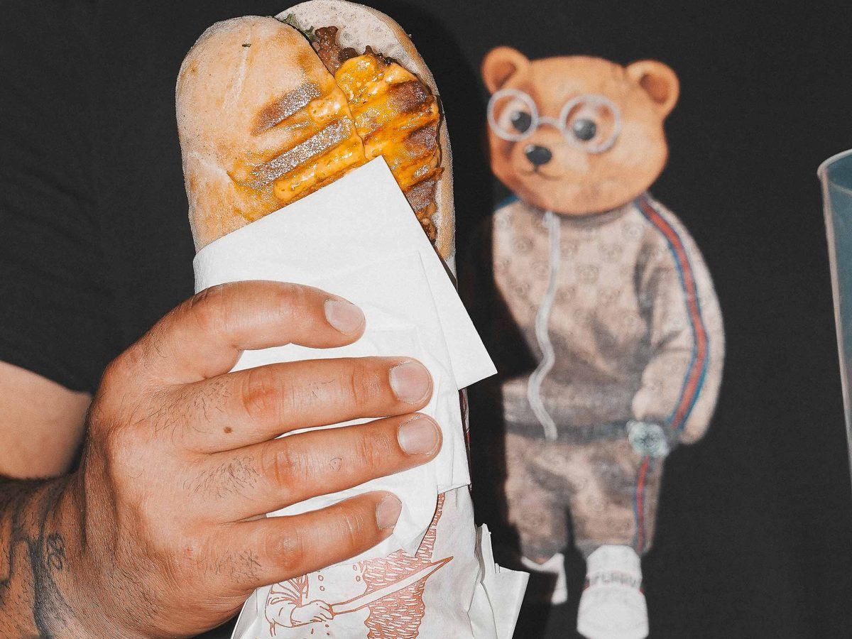 Sandwich maison NEXT STOP servi au comptoir du food truck