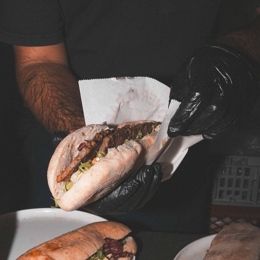 Sandwich fondant au fromage servi au comptoir du truck