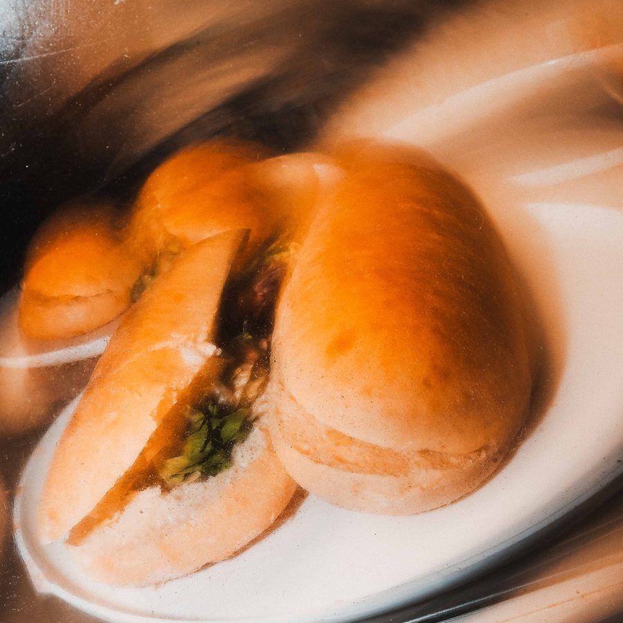 Sandwich au poulet croustillant préparé au food truck